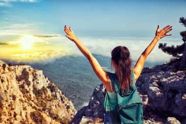 Membiarkan Hari Mengalir Bersama Keheningan